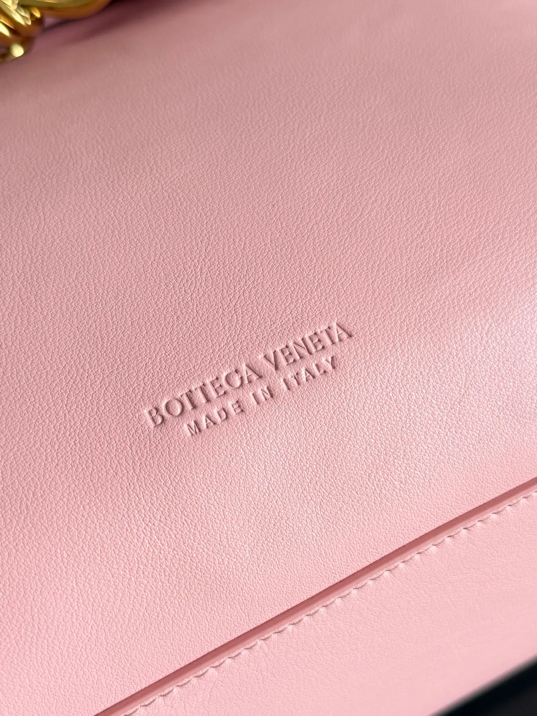 Batch 3160 BottegaVeneta Latest Ciao Ciao Bag Silky cowhide two-way flap handbag with signature twist detail, hidden hook closure, flap can be fastened to the front or attached to the INTRECCIATO woven internal pocket, comes with an adjustable and removable crossbody strap, internal compartment, and also features a zippered pocket. The surprise flap has various shapes. Style 1 - Cover the bag surface, exposing the knot and knot decoration. Style 2 - Place the flap inside the bag. A buckle is also designed. Style 3 - The U-shaped position of the top handle in the hand bag. Style No.: 826195 Size: 42*32*15cm